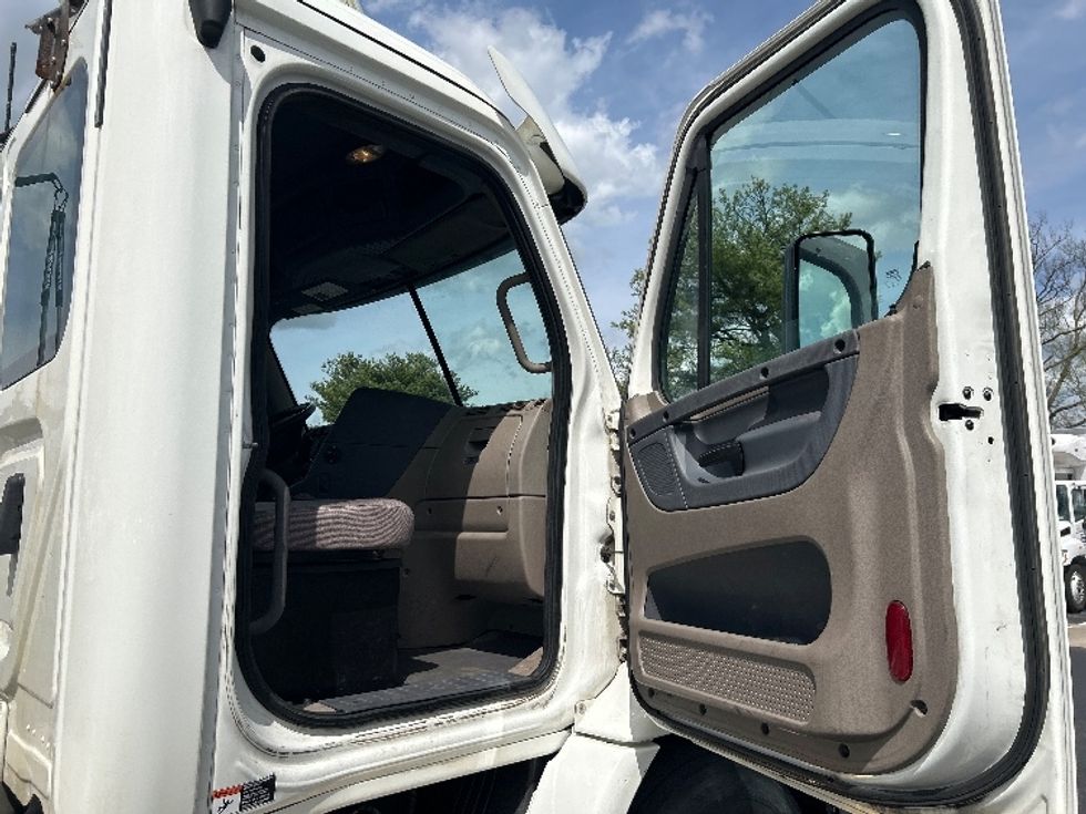 Day Cab Tractor-Heavy Duty Tractors-Freightliner-2019-Cascadia 11342ST-Lexington-KY-490,803\n\t\tmiles-$ 22,250 - Image 12