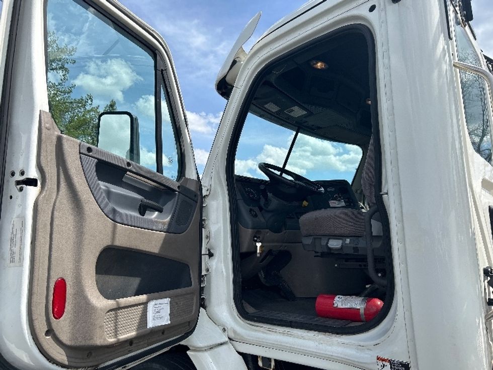 Day Cab Tractor-Heavy Duty Tractors-Freightliner-2019-Cascadia 11342ST-Lexington-KY-490,803\n\t\tmiles-$ 22,250 - Image 9