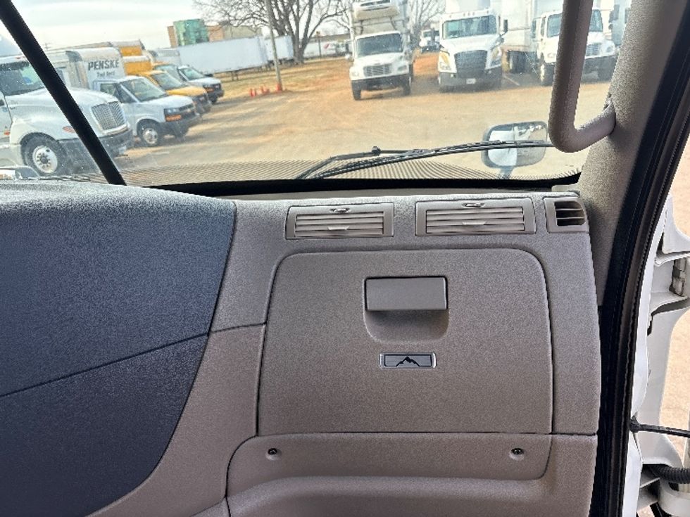 Day Cab Tractor-Heavy Duty Tractors-Freightliner-2019-Cascadia 11342ST-Mebane-NC-293,525\n\t\tmiles-$ 31,250 - Image 13