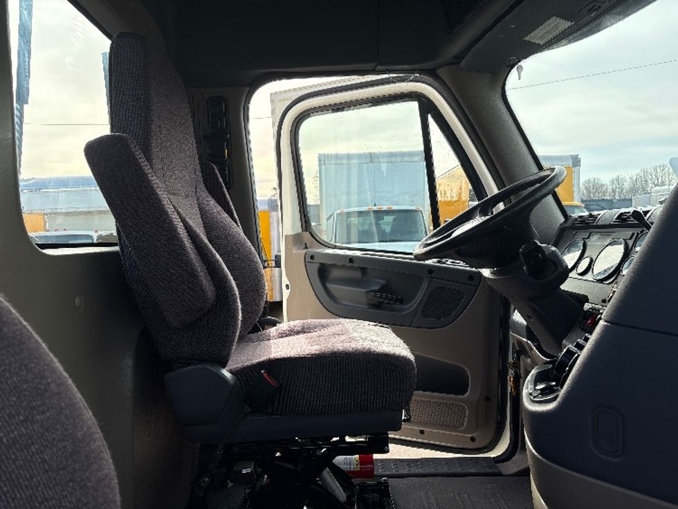 Day Cab Tractor-Heavy Duty Tractors-Freightliner-2019-Cascadia 11342ST-Mebane-NC-293,525\n\t\tmiles-$ 31,250 - Image 14