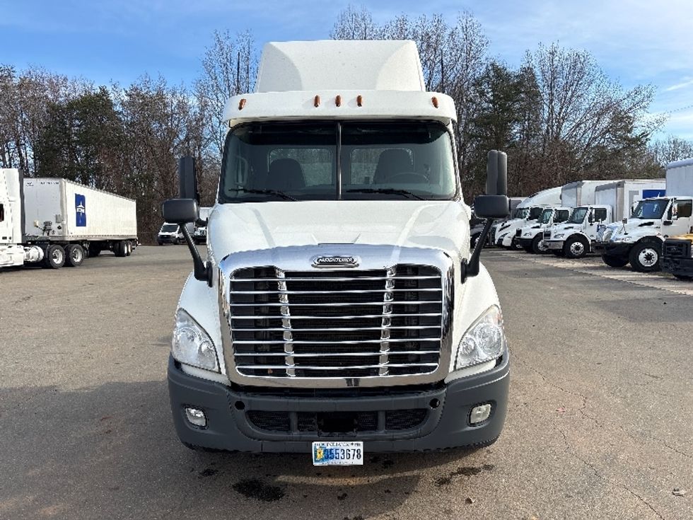Day Cab Tractor-Heavy Duty Tractors-Freightliner-2019-Cascadia 11342ST-Mebane-NC-293,525\n\t\tmiles-$ 31,250 - Image 2