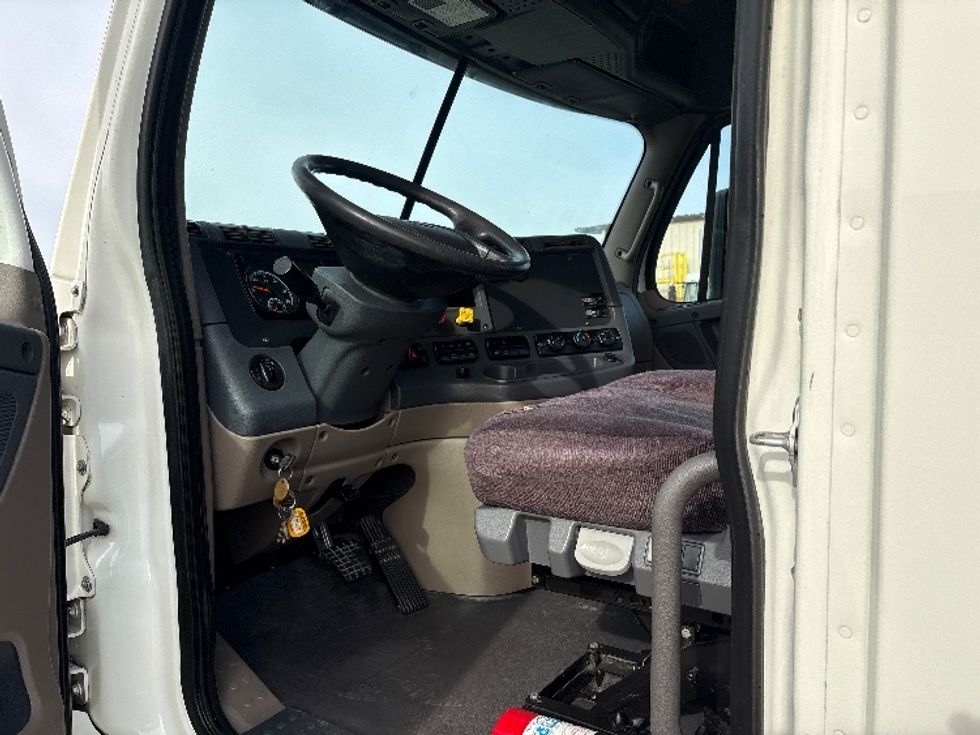 Day Cab Tractor-Heavy Duty Tractors-Freightliner-2019-Cascadia 11342ST-Mebane-NC-293,525\n\t\tmiles-$ 31,250 - Image 9