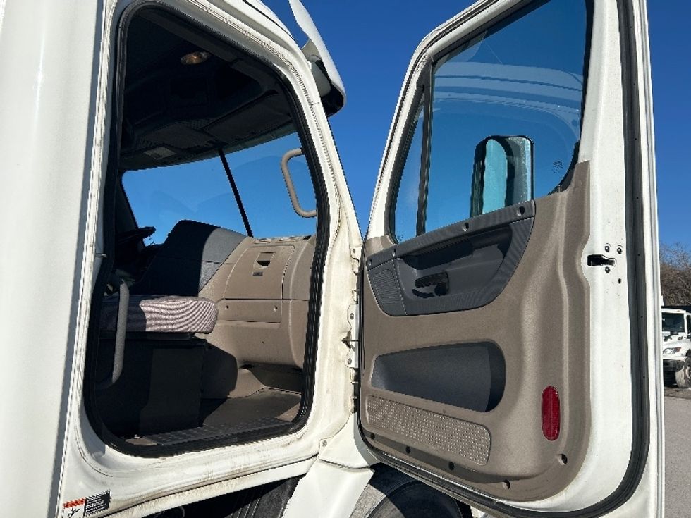 Day Cab Tractor-Heavy Duty Tractors-Freightliner-2019-Cascadia 11342ST-Memphis-TN-584,969\n\t\tmiles-$ 22,000 - Image 12