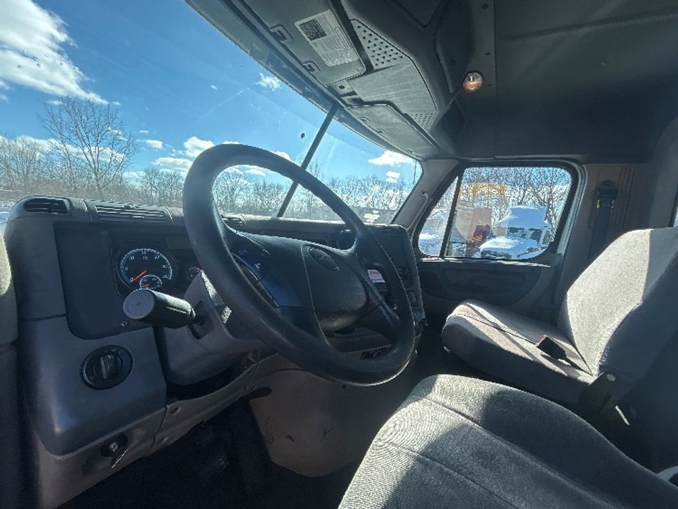 Day Cab Tractor-Heavy Duty Tractors-Freightliner-2019-Cascadia 11342ST-Middlefield-OH-292,490\n\t\tmiles-$ 25,750 - Image 10