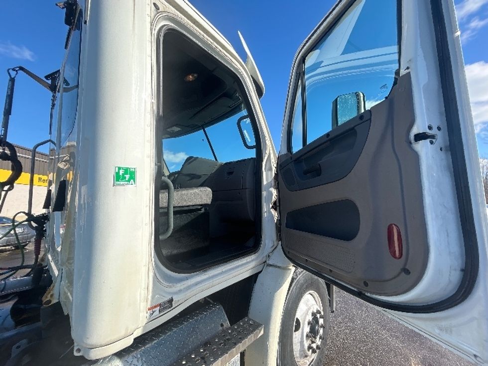 Day Cab Tractor-Heavy Duty Tractors-Freightliner-2019-Cascadia 11342ST-Middlefield-OH-292,490\n\t\tmiles-$ 25,750 - Image 12