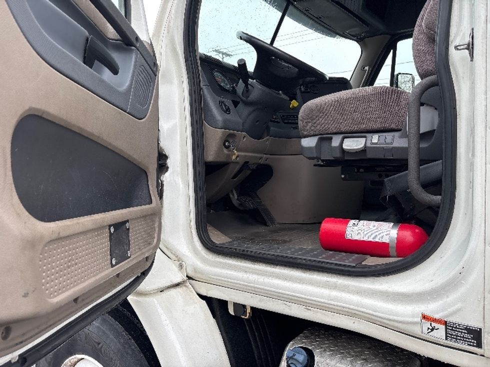 Day Cab Tractor-Heavy Duty Tractors-Freightliner-2019-Cascadia 11342ST-Middlefield-OH-345,438\n\t\tmiles-$ 26,500 - Image 9