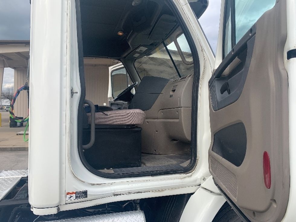 Day Cab Tractor-Heavy Duty Tractors-Freightliner-2019-Cascadia 11342ST-Nashville-TN-469,680\n\t\tmiles-$ 23,250 - Image 12