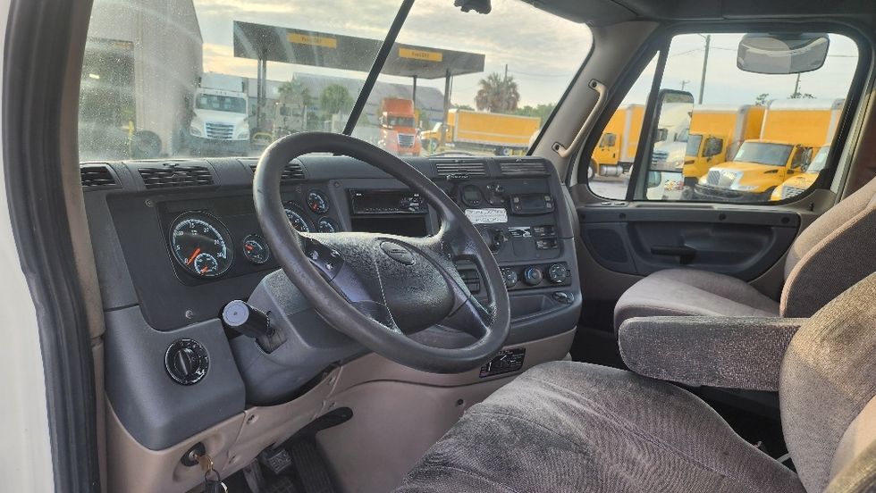 Day Cab Tractor-Heavy Duty Tractors-Freightliner-2019-Cascadia 11342ST-Ocala-FL-708,061\n\t\tmiles-$ 22,000 - Image 10