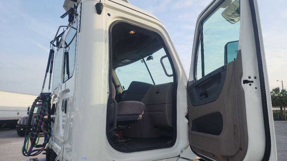 Day Cab Tractor-Heavy Duty Tractors-Freightliner-2019-Cascadia 11342ST-Ocala-FL-708,061\n\t\tmiles-$ 22,000 - Image 12