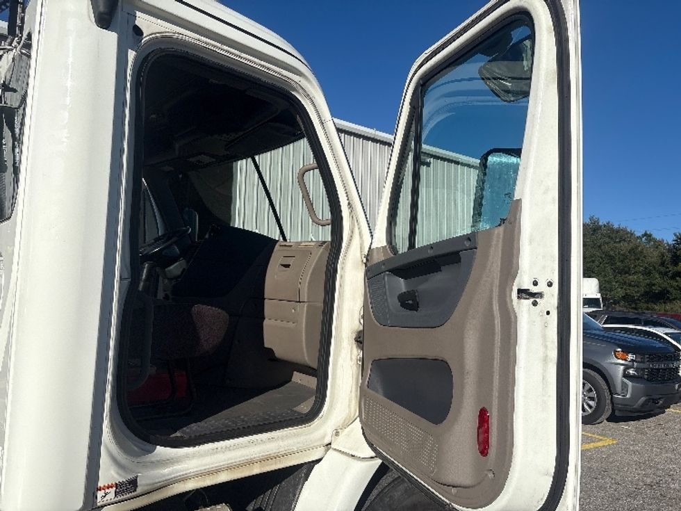 Day Cab Tractor-Heavy Duty Tractors-Freightliner-2019-Cascadia 11342ST-Pensacola-FL-324,795\n\t\tmiles-$ 24,500 - Image 12