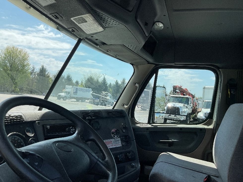 Day Cab Tractor-Heavy Duty Tractors-Freightliner-2019-Cascadia 11342ST-Perrysburg-OH-511,612\n\t\tmiles-$ 20,500 - Image 10