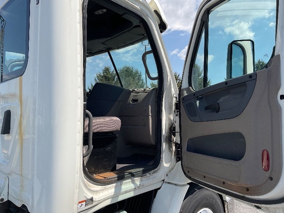 Day Cab Tractor-Heavy Duty Tractors-Freightliner-2019-Cascadia 11342ST-Perrysburg-OH-511,612\n\t\tmiles-$ 20,500 - Image 12