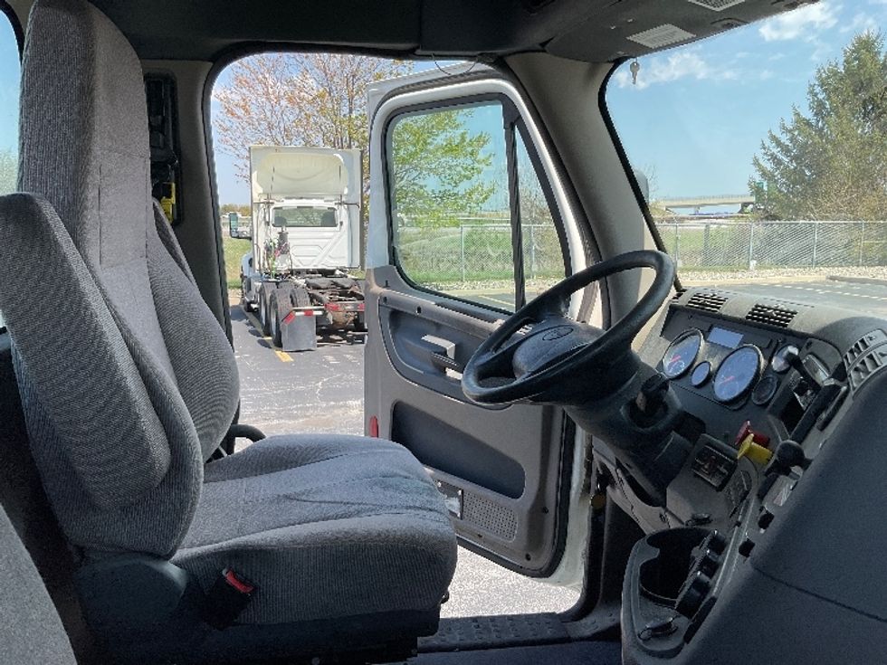 Day Cab Tractor-Heavy Duty Tractors-Freightliner-2019-Cascadia 11342ST-Perrysburg-OH-511,612\n\t\tmiles-$ 20,500 - Image 14