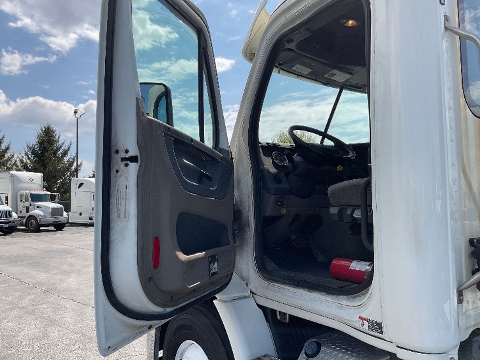 Day Cab Tractor-Heavy Duty Tractors-Freightliner-2019-Cascadia 11342ST-Perrysburg-OH-511,612\n\t\tmiles-$ 20,500 - Image 9