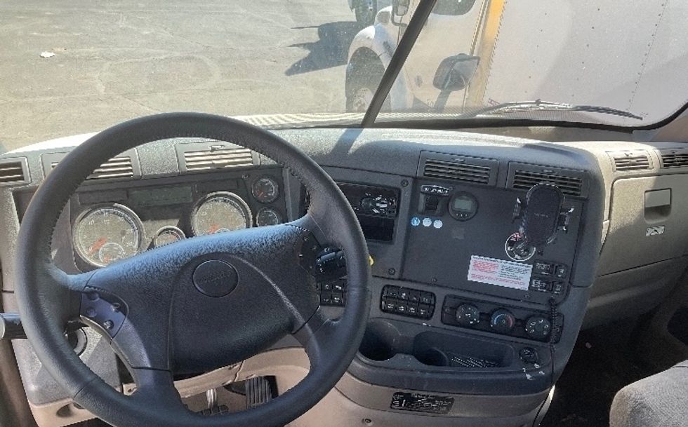 Day Cab Tractor-Heavy Duty Tractors-Freightliner-2019-Cascadia 11342ST-Phoenix-AZ-320,776\n\t\tmiles-$ 30,500 - Image 11
