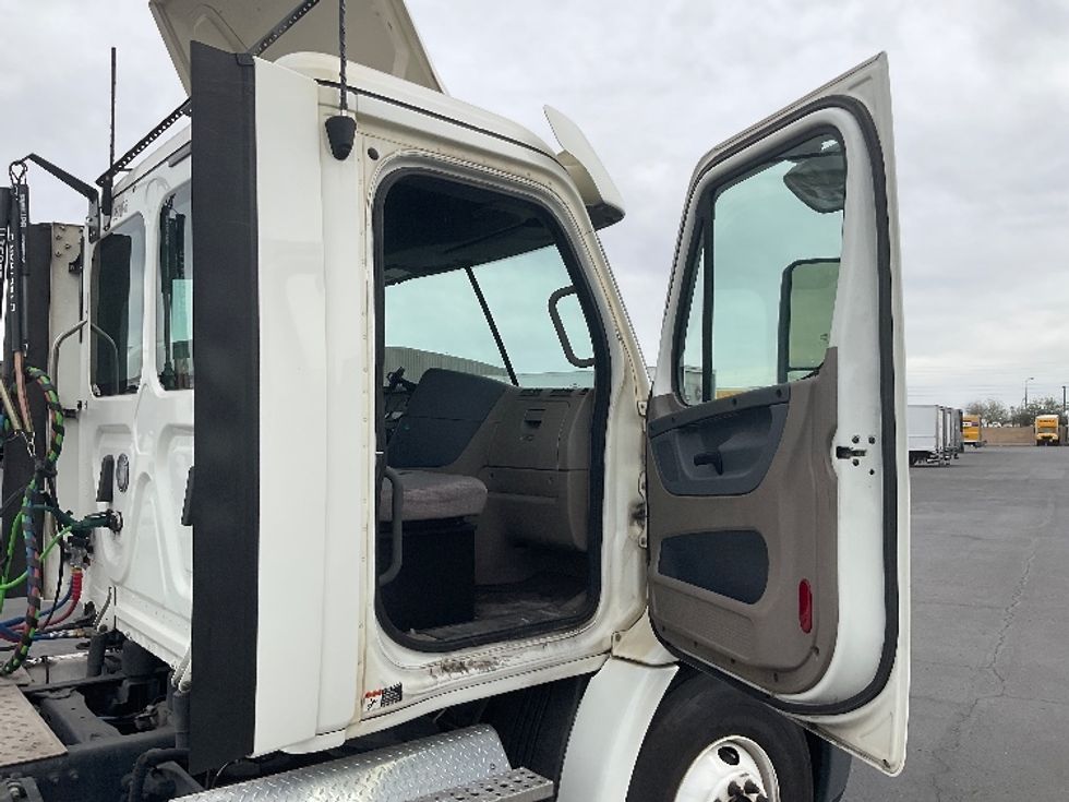 Day Cab Tractor-Heavy Duty Tractors-Freightliner-2019-Cascadia 11342ST-Phoenix-AZ-320,776\n\t\tmiles-$ 30,500 - Image 12