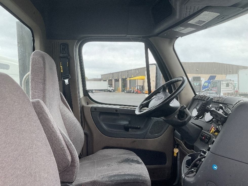 Day Cab Tractor-Heavy Duty Tractors-Freightliner-2019-Cascadia 11342ST-Phoenix-AZ-320,776\n\t\tmiles-$ 30,500 - Image 14