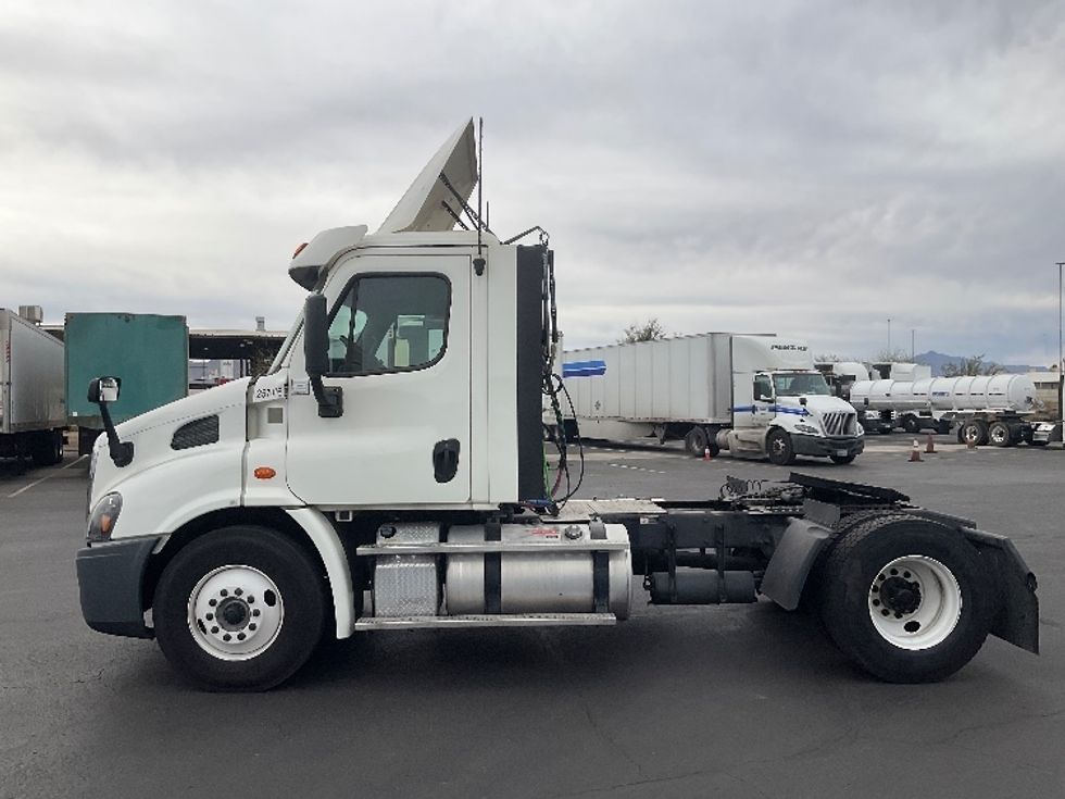Day Cab Tractor-Heavy Duty Tractors-Freightliner-2019-Cascadia 11342ST-Phoenix-AZ-320,776\n\t\tmiles-$ 30,500 - Image 4