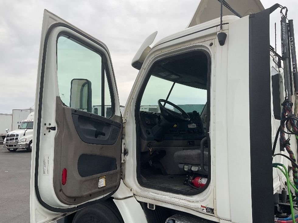 Day Cab Tractor-Heavy Duty Tractors-Freightliner-2019-Cascadia 11342ST-Phoenix-AZ-320,776\n\t\tmiles-$ 30,500 - Image 9