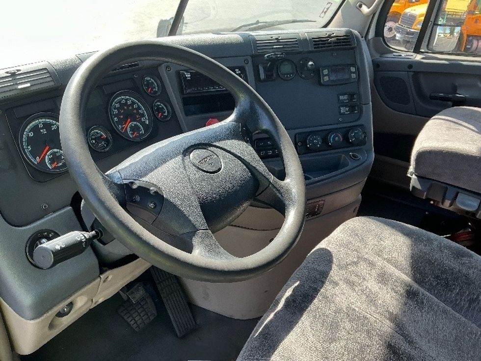 Day Cab Tractor-Heavy Duty Tractors-Freightliner-2019-Cascadia 11342ST-Sacramento-CA-319,982\n\t\tmiles-$ 38,250 - Image 10