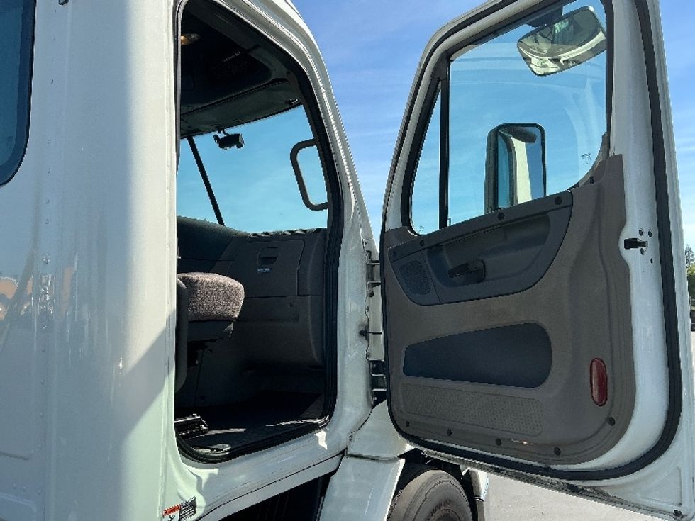 Day Cab Tractor-Heavy Duty Tractors-Freightliner-2019-Cascadia 11342ST-Sacramento-CA-319,982\n\t\tmiles-$ 38,250 - Image 12