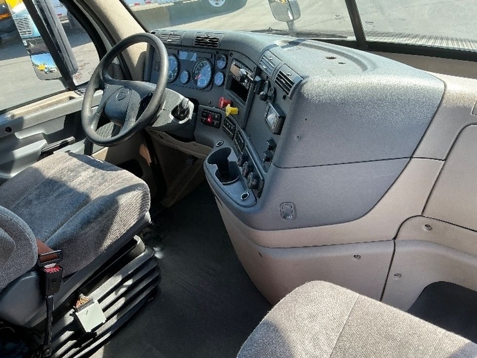 Day Cab Tractor-Heavy Duty Tractors-Freightliner-2019-Cascadia 11342ST-Sacramento-CA-319,982\n\t\tmiles-$ 38,250 - Image 14