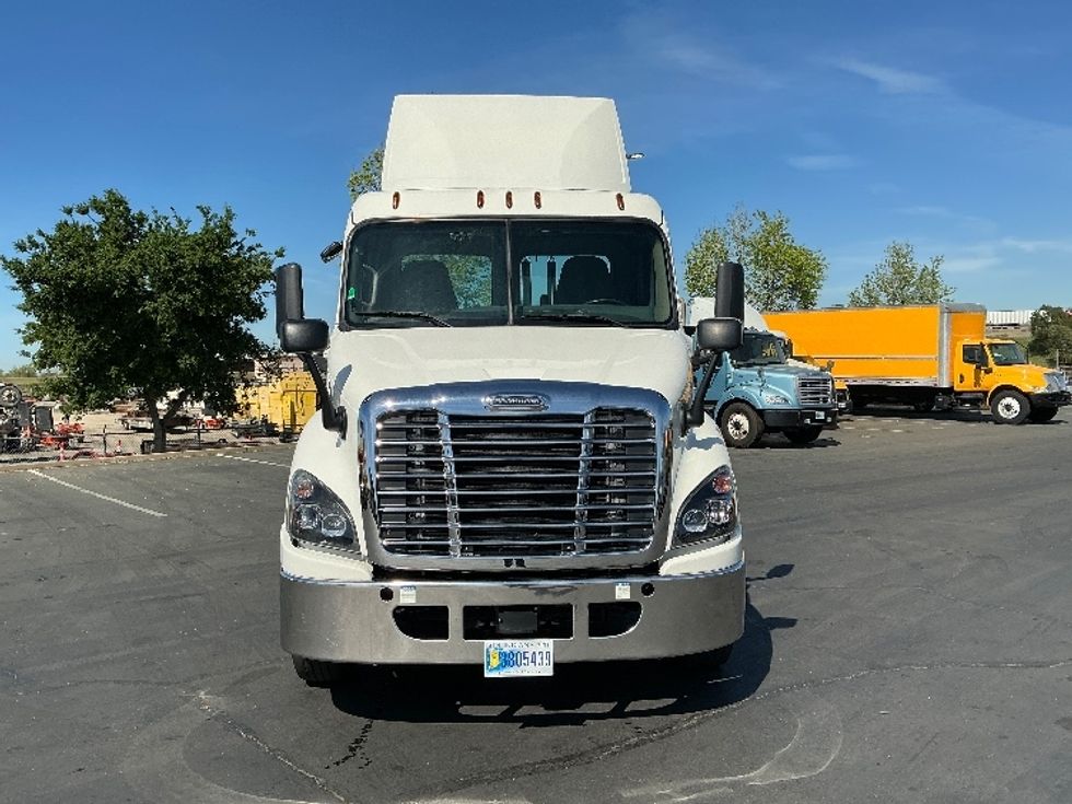 Day Cab Tractor-Heavy Duty Tractors-Freightliner-2019-Cascadia 11342ST-Sacramento-CA-319,982\n\t\tmiles-$ 38,250 - Image 2