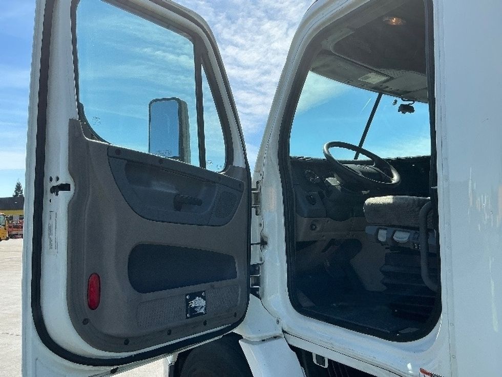 Day Cab Tractor-Heavy Duty Tractors-Freightliner-2019-Cascadia 11342ST-Sacramento-CA-319,982\n\t\tmiles-$ 38,250 - Image 9