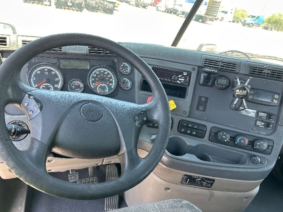 Day Cab Tractor-Heavy Duty Tractors-Freightliner-2019-Cascadia 11342ST-San Antonio-TX-375,537\n\t\tmiles-$ 34,750 - Image 11