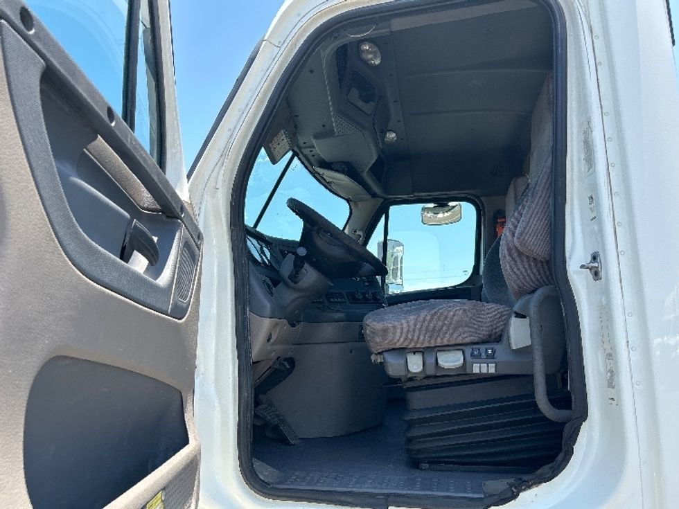 Day Cab Tractor-Heavy Duty Tractors-Freightliner-2019-Cascadia 11342ST-San Antonio-TX-375,537\n\t\tmiles-$ 34,750 - Image 9