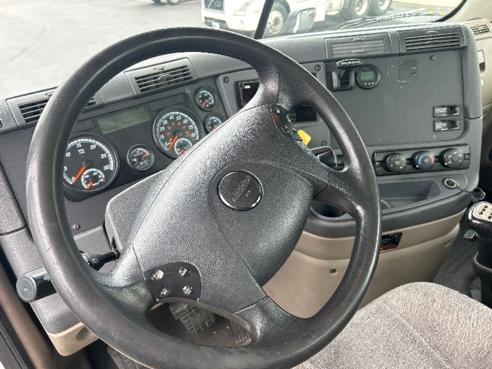 Day Cab Tractor-Heavy Duty Tractors-Freightliner-2019-Cascadia 11342ST-Swedesboro-NJ-218,234\n\t\tmiles-$ 28,750 - Image 10