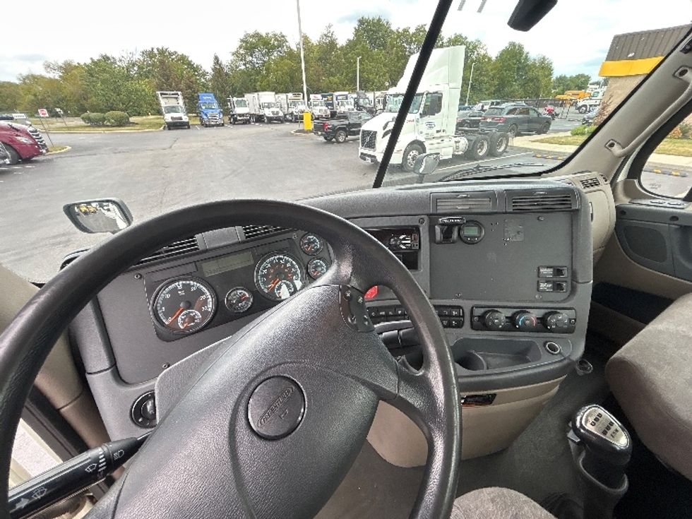 Day Cab Tractor-Heavy Duty Tractors-Freightliner-2019-Cascadia 11342ST-Swedesboro-NJ-218,234\n\t\tmiles-$ 28,750 - Image 11