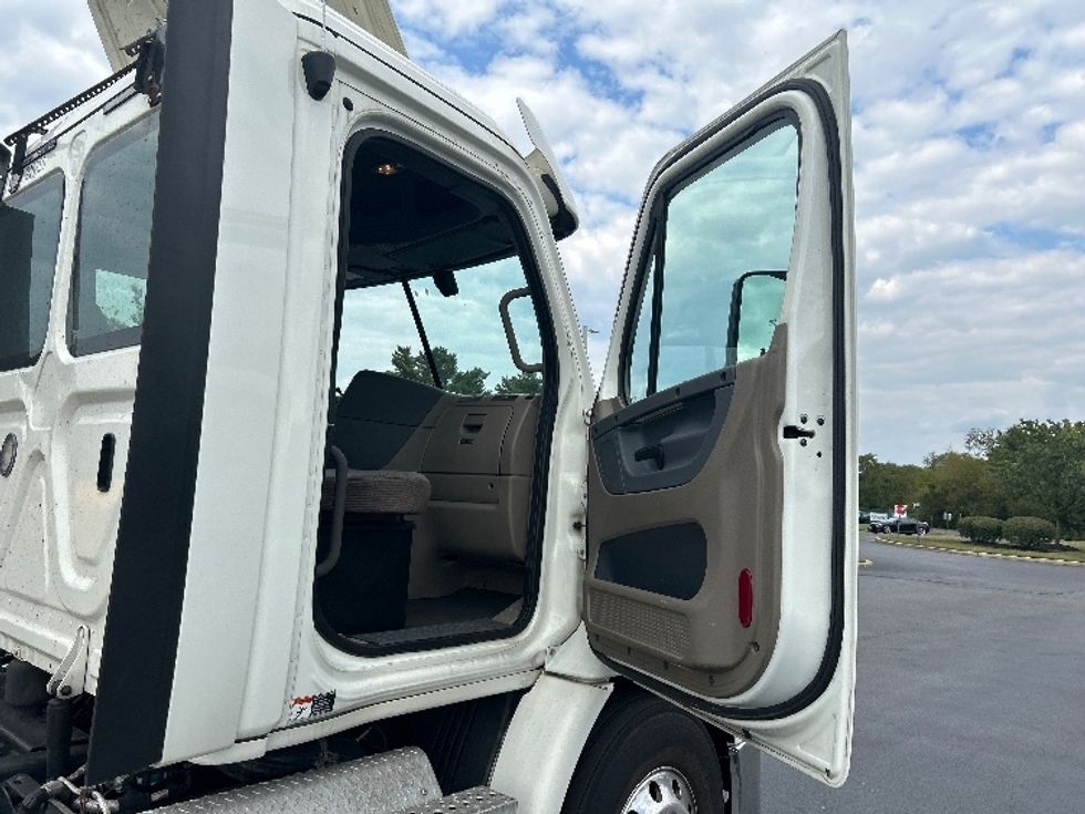 Day Cab Tractor-Heavy Duty Tractors-Freightliner-2019-Cascadia 11342ST-Swedesboro-NJ-218,234\n\t\tmiles-$ 28,750 - Image 12