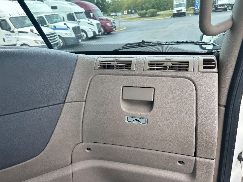 Day Cab Tractor-Heavy Duty Tractors-Freightliner-2019-Cascadia 11342ST-Swedesboro-NJ-218,234\n\t\tmiles-$ 28,750 - Image 13