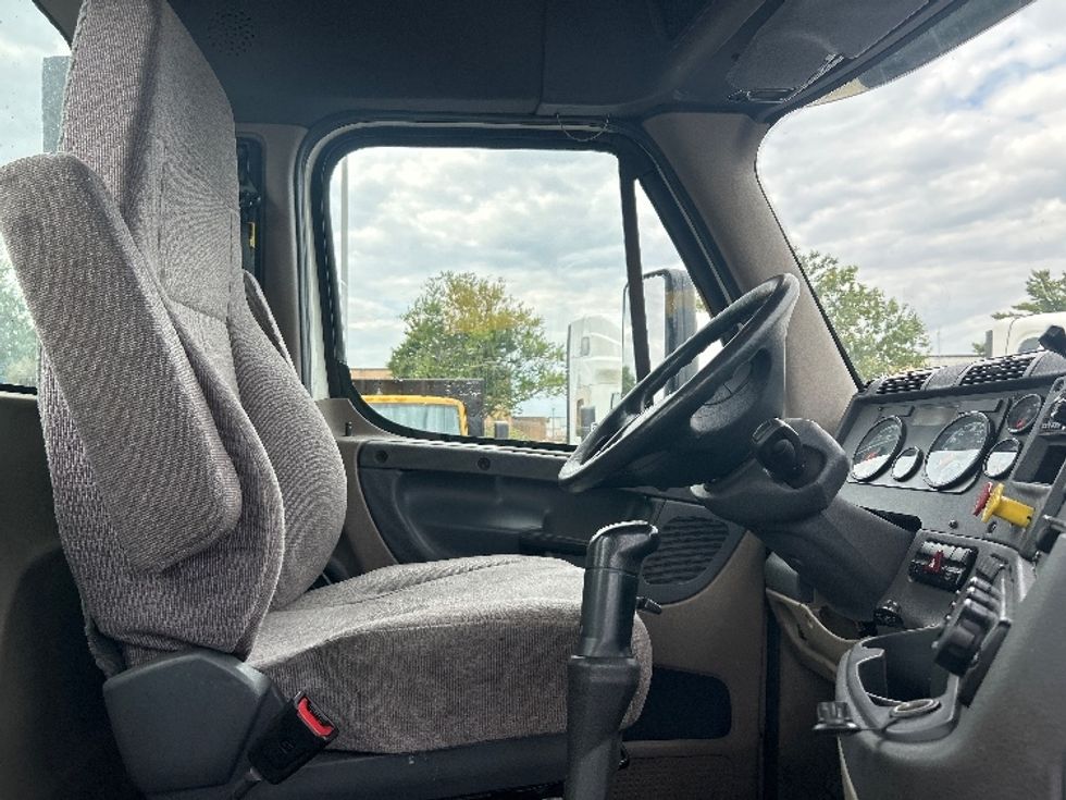 Day Cab Tractor-Heavy Duty Tractors-Freightliner-2019-Cascadia 11342ST-Swedesboro-NJ-218,234\n\t\tmiles-$ 28,750 - Image 14
