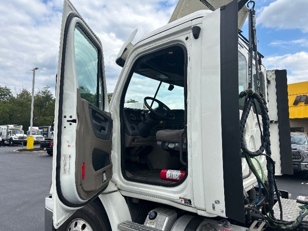 Day Cab Tractor-Heavy Duty Tractors-Freightliner-2019-Cascadia 11342ST-Swedesboro-NJ-218,234\n\t\tmiles-$ 28,750 - Image 9