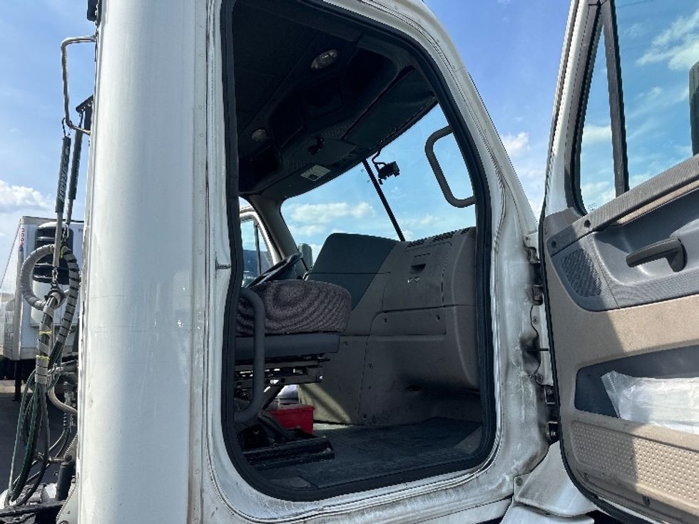 Day Cab Tractor-Heavy Duty Tractors-Freightliner-2019-Cascadia 11342ST-Swedesboro-NJ-490,855\n\t\tmiles-$ 35,000 - Image 12