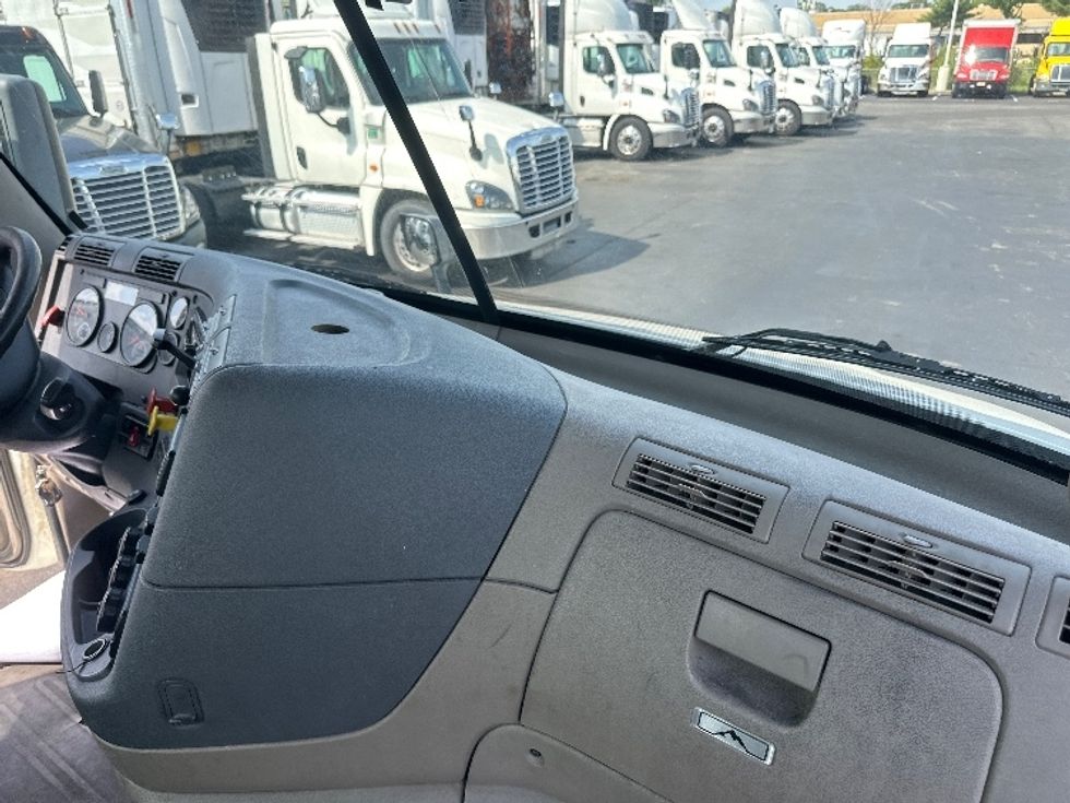 Day Cab Tractor-Heavy Duty Tractors-Freightliner-2019-Cascadia 11342ST-Swedesboro-NJ-490,855\n\t\tmiles-$ 35,000 - Image 13