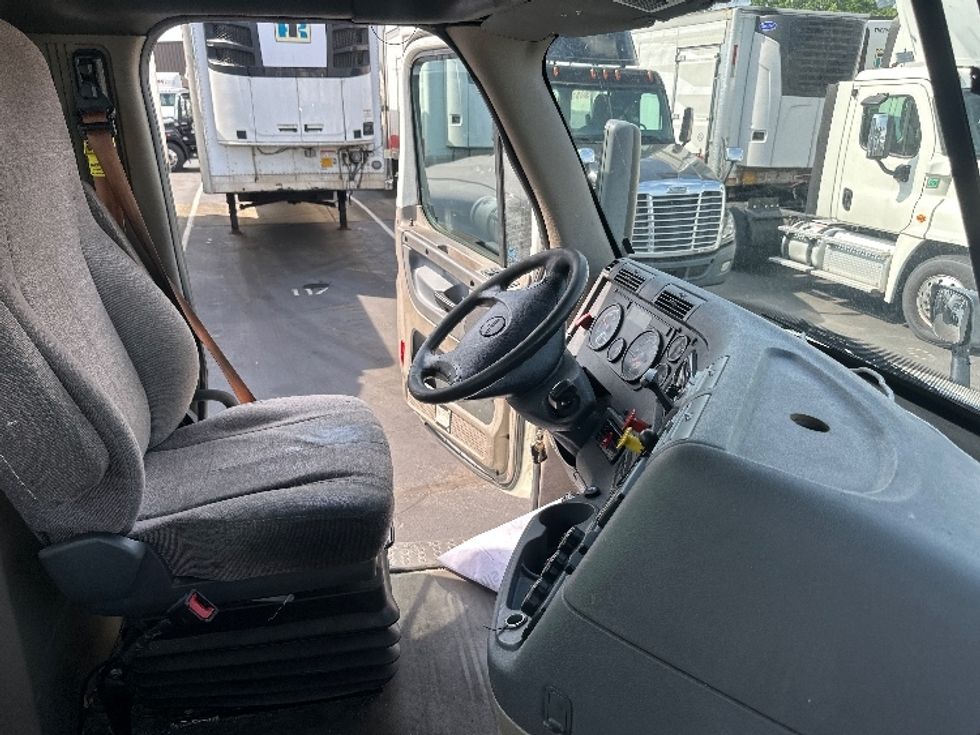 Day Cab Tractor-Heavy Duty Tractors-Freightliner-2019-Cascadia 11342ST-Swedesboro-NJ-490,855\n\t\tmiles-$ 35,000 - Image 14