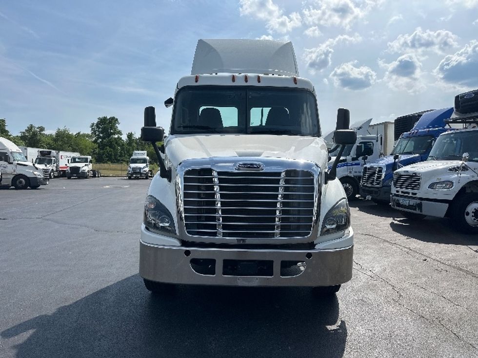 2019 Freightliner Cascadia 113" sleeper cab photo 2