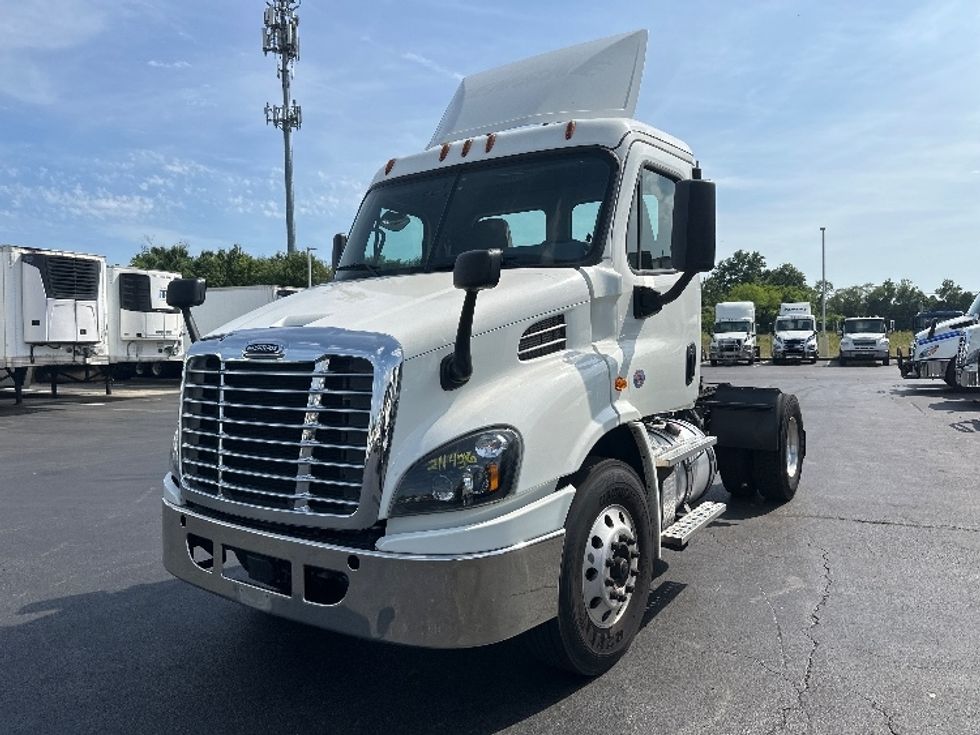 2019 Freightliner Cascadia 113" sleeper cab photo 3