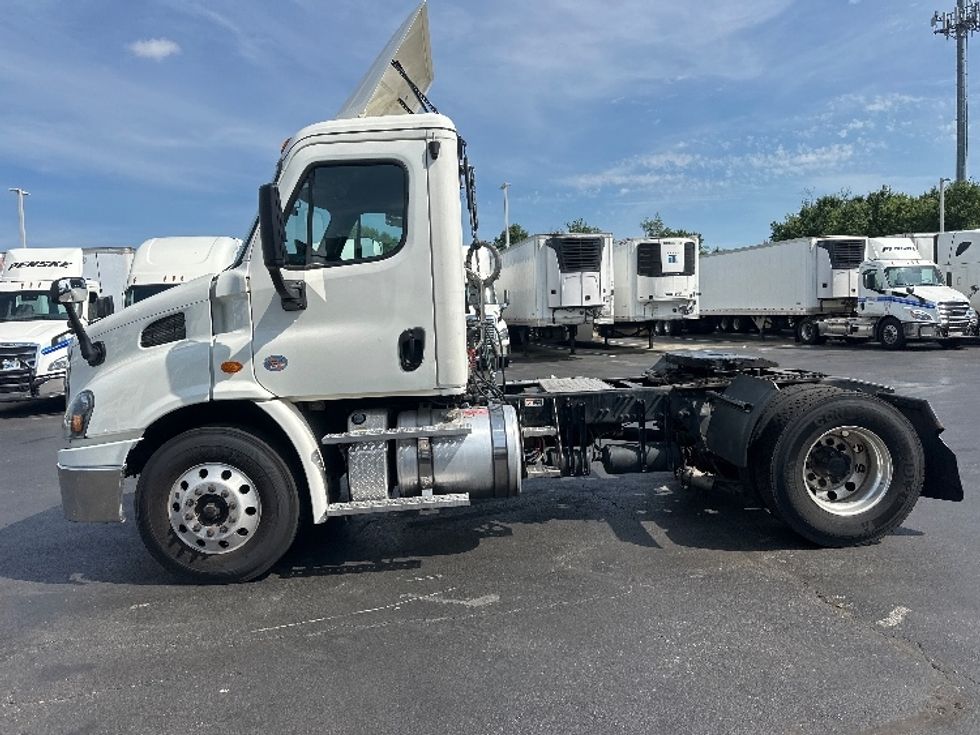 2019 Freightliner Cascadia 113" sleeper cab photo 4