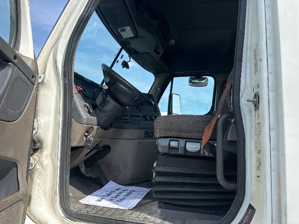 Day Cab Tractor-Heavy Duty Tractors-Freightliner-2019-Cascadia 11342ST-Swedesboro-NJ-490,855\n\t\tmiles-$ 35,000 - Image 9