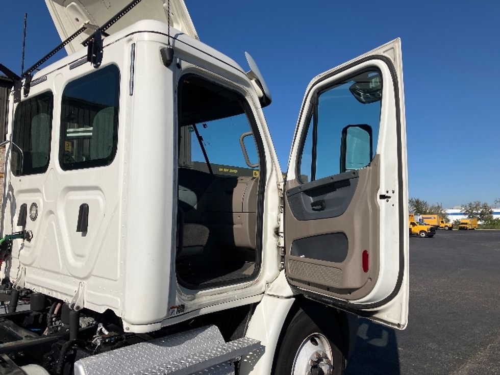Day Cab Tractor-Heavy Duty Tractors-Freightliner-2019-Cascadia 11342ST-Tampa-FL-534,939\n\t\tmiles-$ 26,750 - Image 12