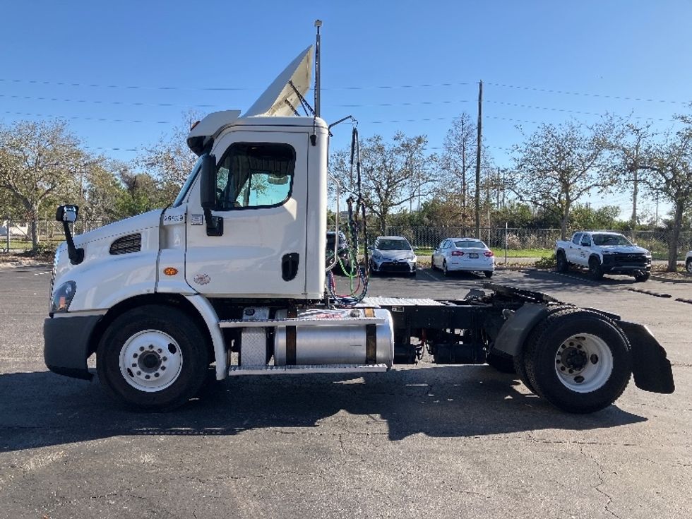 Day Cab Tractor-Heavy Duty Tractors-Freightliner-2019-Cascadia 11342ST-Tampa-FL-534,939\n\t\tmiles-$ 26,750 - Image 4