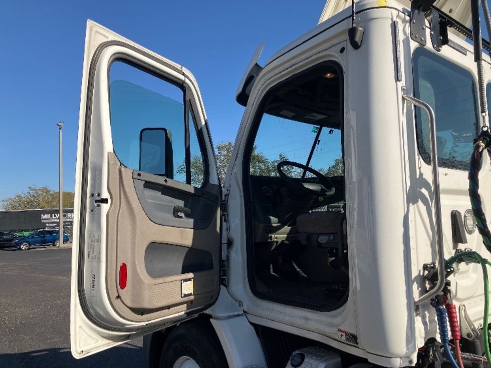 Day Cab Tractor-Heavy Duty Tractors-Freightliner-2019-Cascadia 11342ST-Tampa-FL-534,939\n\t\tmiles-$ 26,750 - Image 9