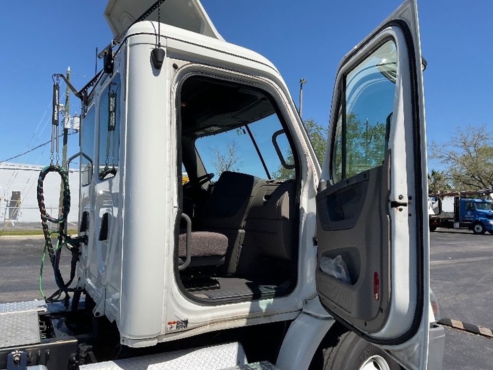 Day Cab Tractor-Heavy Duty Tractors-Freightliner-2019-Cascadia 11342ST-Tampa-FL-595,175\n\t\tmiles-$ 22,000 - Image 12