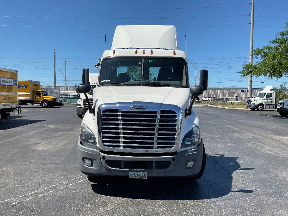 Day Cab Tractor-Heavy Duty Tractors-Freightliner-2019-Cascadia 11342ST-Tampa-FL-595,175\n\t\tmiles-$ 22,000 - Image 2