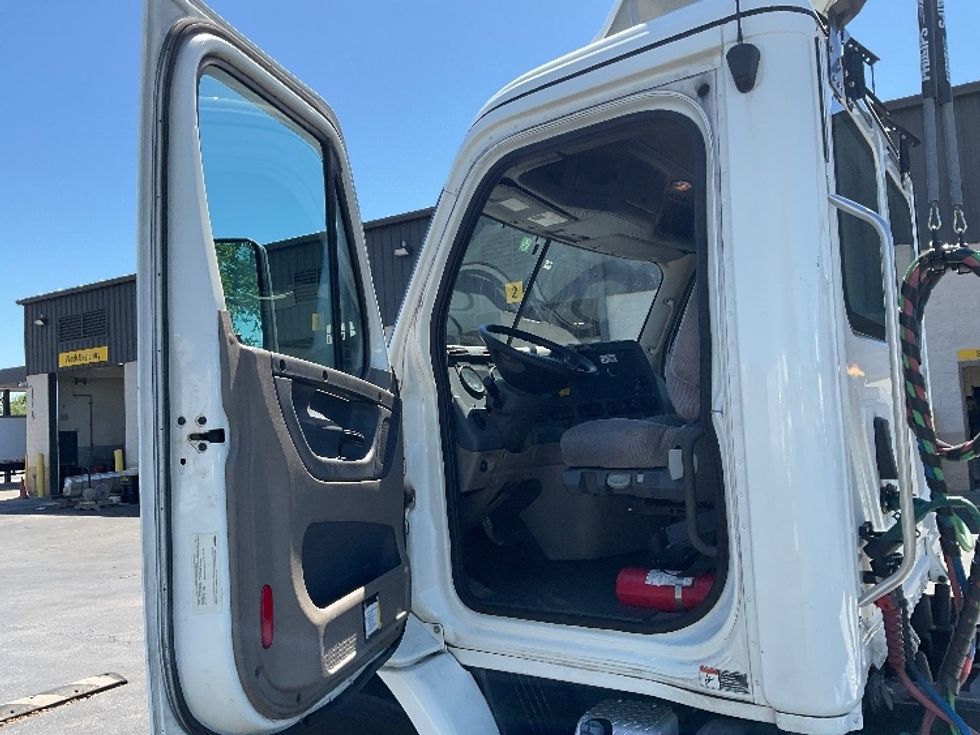 Day Cab Tractor-Heavy Duty Tractors-Freightliner-2019-Cascadia 11342ST-Tampa-FL-595,175\n\t\tmiles-$ 22,000 - Image 9