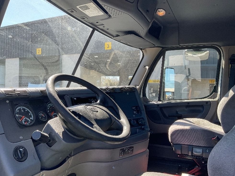 Day Cab Tractor-Heavy Duty Tractors-Freightliner-2019-Cascadia 11342ST-Tampa-FL-601,000\n\t\tmiles-$ 22,500 - Image 10